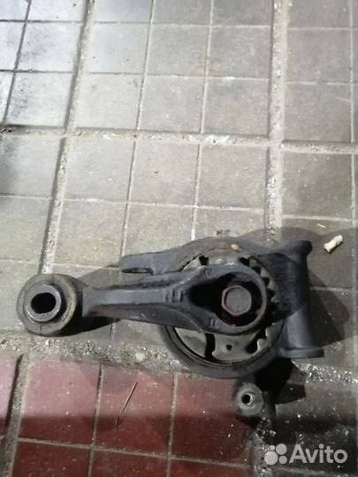 Подушка двигателя