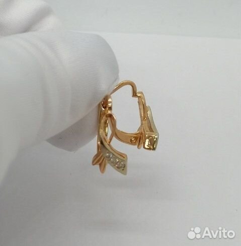 Золотые серьги с камнем