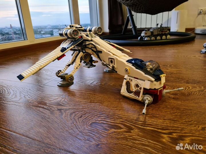 Lego Star Wars 10195 Republic Dropship with AT-OT