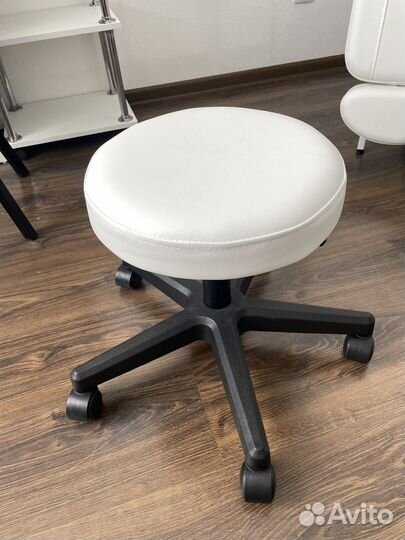 Комплект педикюрный (кресло, этажерка, стул)