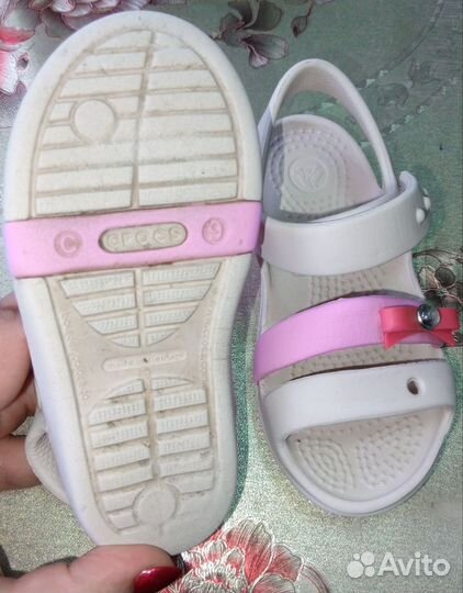Босоножки для девочки crocs