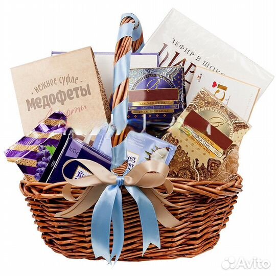 Подарочная корзина с фруктами, сыром, орехами