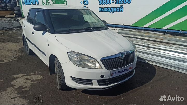 Накладка стекла заднего правого Skoda Fabia 5J6839