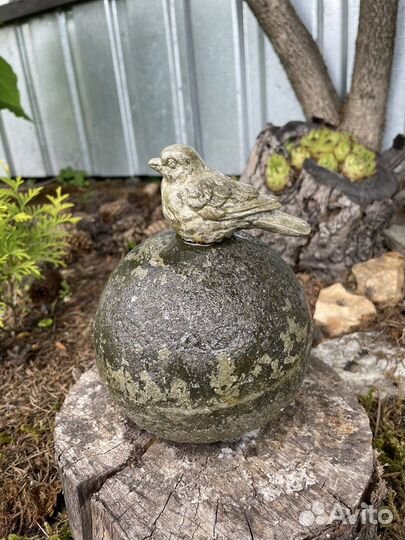 Птичка на шаре из бетона. Декор для сада
