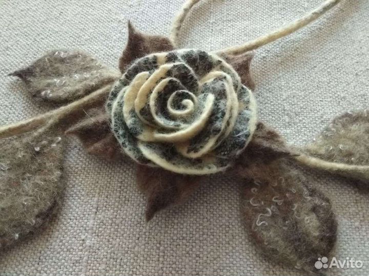 Брошь-цветок из войлока