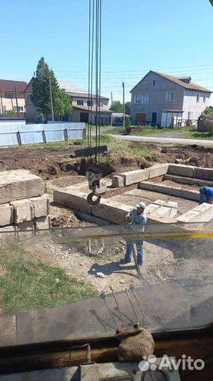 Строительная бригада со своим автокраном