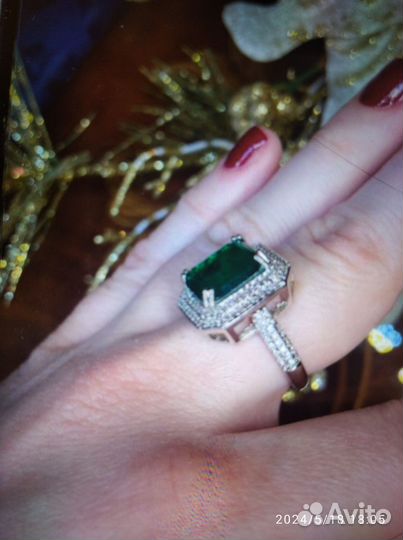 Кольцо с изумрудом