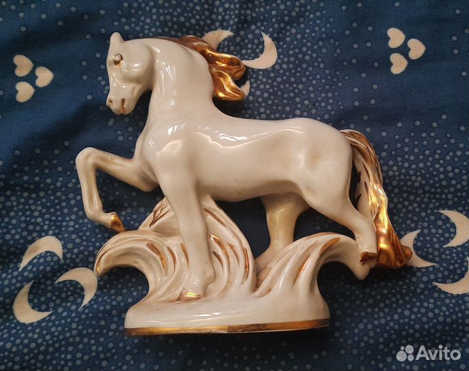 Статуэтка конь