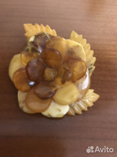 Винтажная брошь из янтаря