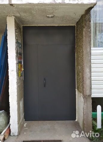 Дверь входная в подъезд