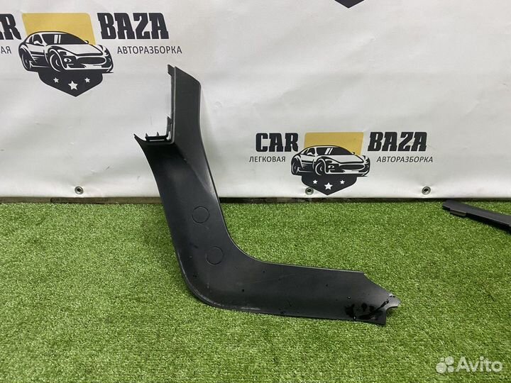 Обшивка двери багажника Audi A8