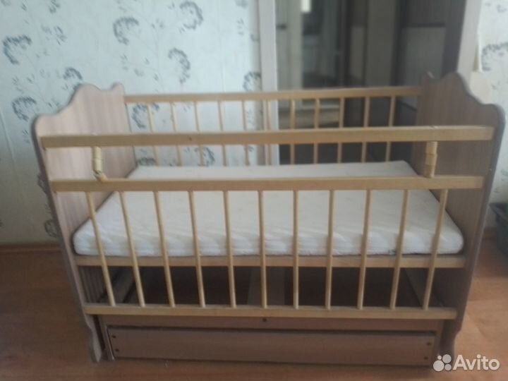 Детская кроватка с маятником и ящиком