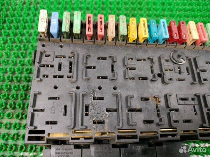 Блок предохранителей Volkswagen Passat B3 AAA 1993