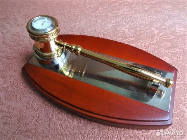 Часы настольные в виде судейского молотка