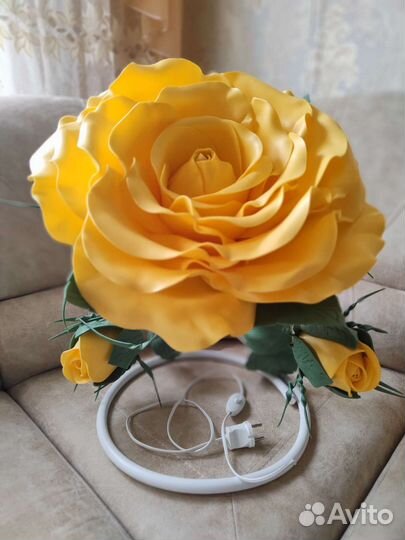 Настольная лампа роза из изолона