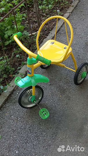 Детский трехколесный велосипед с ручкой