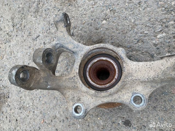 Кулак поворотный со ступицей передний левый