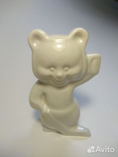 Фарфоровый мишка с клюшкой