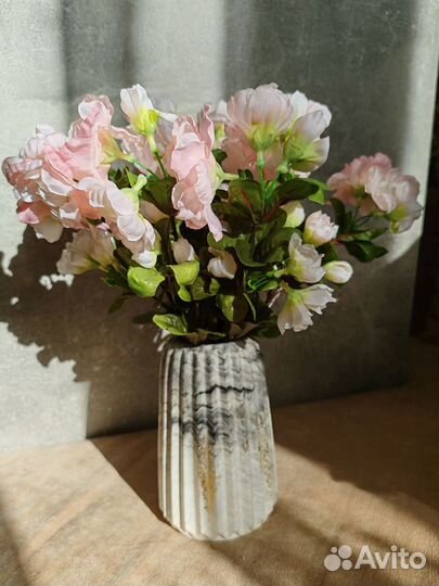 Искусственные цветы в вазе