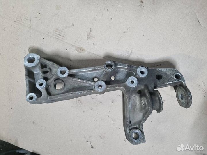 Кронштейн переднего левого рычага Volkswagen Scir