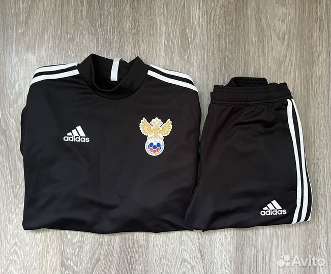 Тренировочный костюм adidas