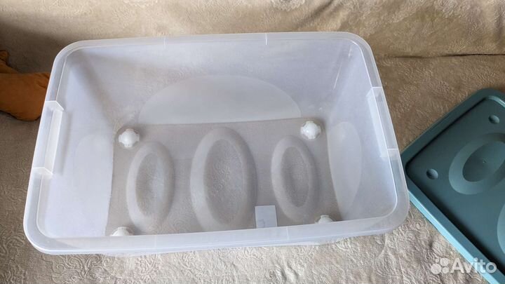 Контейнер/ящик с крышкой на колёсиках