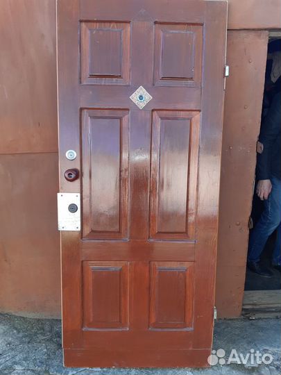 Продам входную дверь