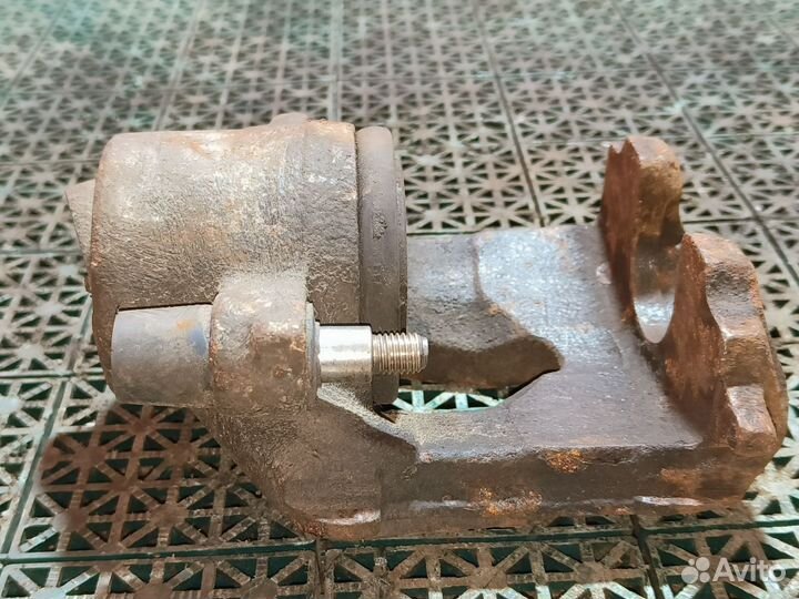 Суппорт передний правый Vоlkswаgеn Gоlf 5