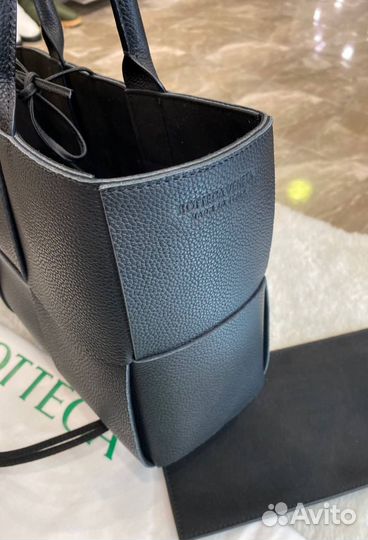 Сумка Bottega veneta arco tote в черном цвете