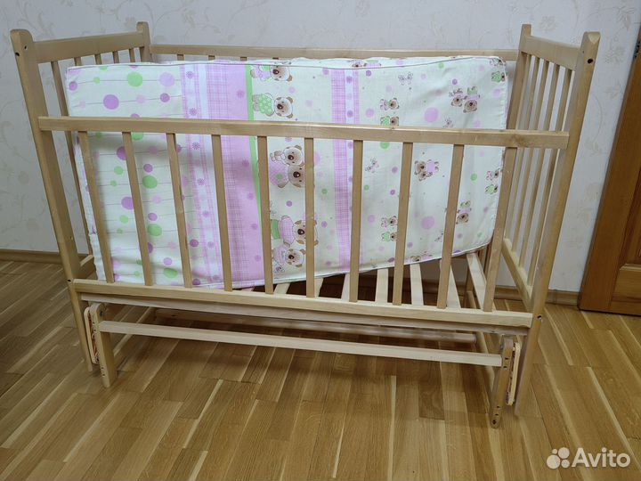 Детская кроватка с маятником