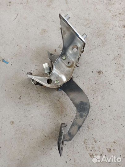 Педаль тормоза Toyota Land Cruiser 100 4.7 2UZ-FE