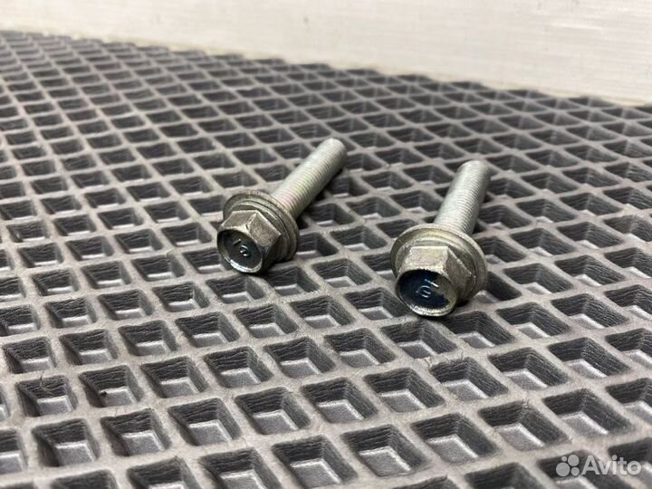 Болты кронштейна обводного ролика Honda Accord 8