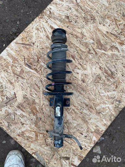 Передняя правая стойка в сборе Skoda Rapid 1