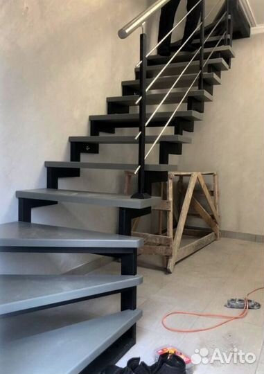 Г-образная лестница с поворотом