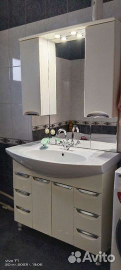 Раковина с тумбой и зеркалом