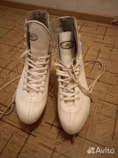 Коньки фигурные женские 37 размер