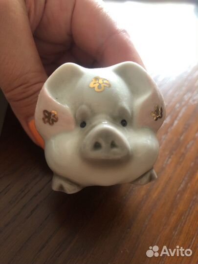 Свинка фарфоровая