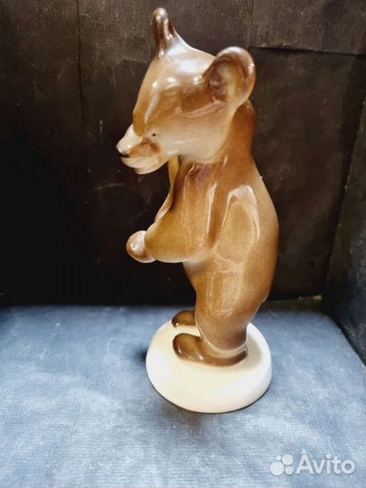 Фарфоровая статуэтка лфз медведь в стойке