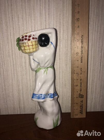 Девушка с корзиной винограда Фарфор Бронницы