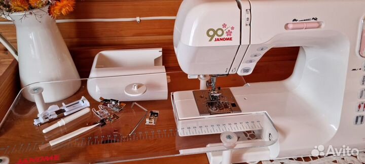 Швейная машина Janome DC4030