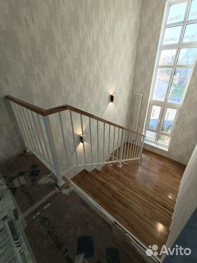 Лестница с площадкой на второй этаж