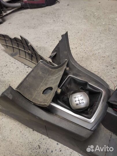 Подлокотник Форд фокус 2 дорестайл (в сборе)