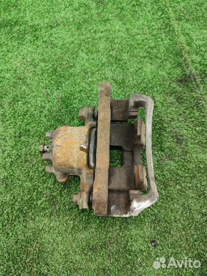 Суппорт передний правый Mitsubishi Lancer Cedia