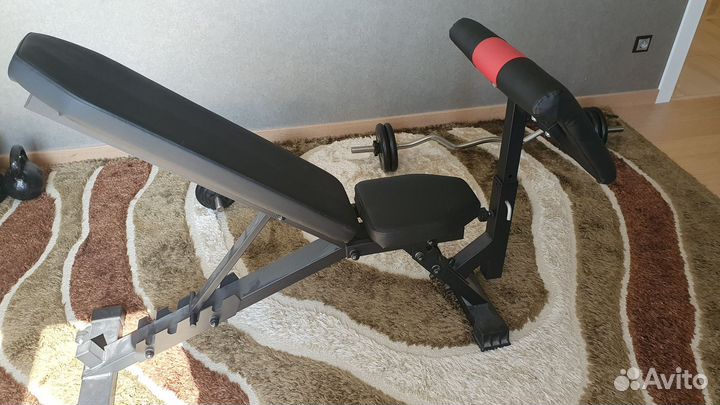 Атлетическая скамья с грифами и блинами