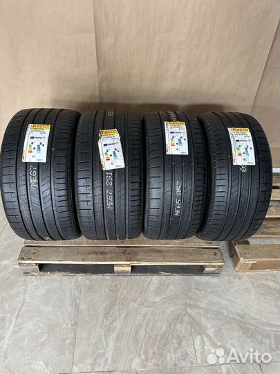Pirelli P Zero PZ4 295/35 R21 и 315/30 R22 107Y