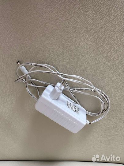 Лампа настольная белая