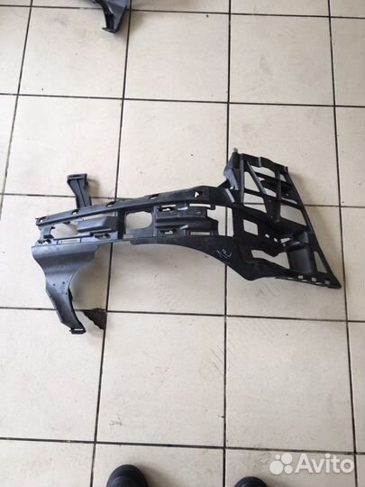 Кронштейн переднего бампера правый Mercedes W211