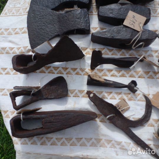 Старинный инструмент топор кувалда