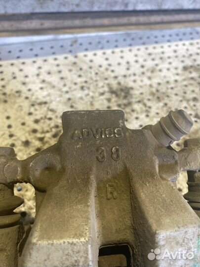 Суппорт тормозной задний правый Toyota Camry