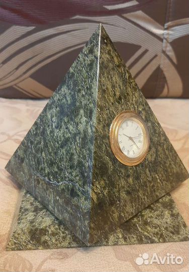 Часы из камня 